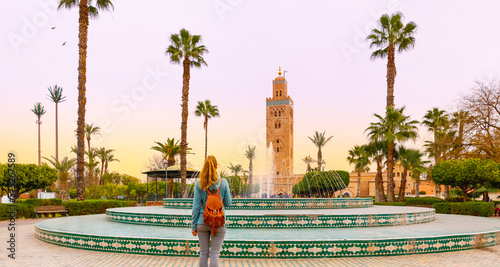 Obraz na płótnie Woman looking at Koutoubia mosque minaret-Tourism in Marrakech, Morocco w salonie