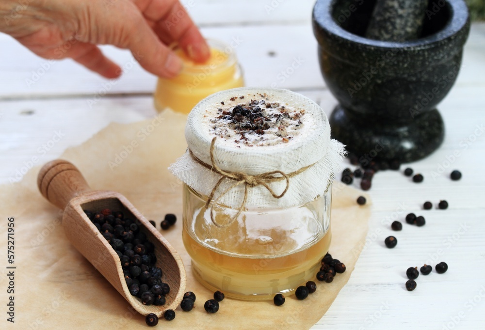 Alternative Medicine Filtering Juniper Ointment Medicinal Cream From