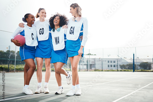 Fotografía Hug, women or team support in netball training game, exercise or sports workout on college court
