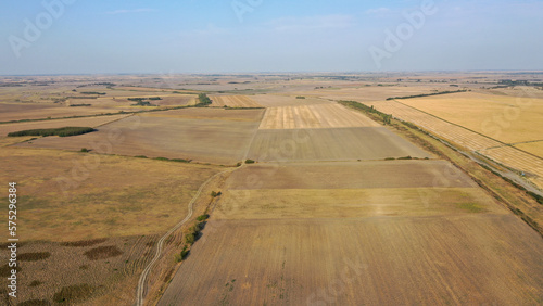 Foto A vast, high-angle aerial panoramic view of expansive agricultural plains and cultivated flat farmland stretching out to a distant flat horizon