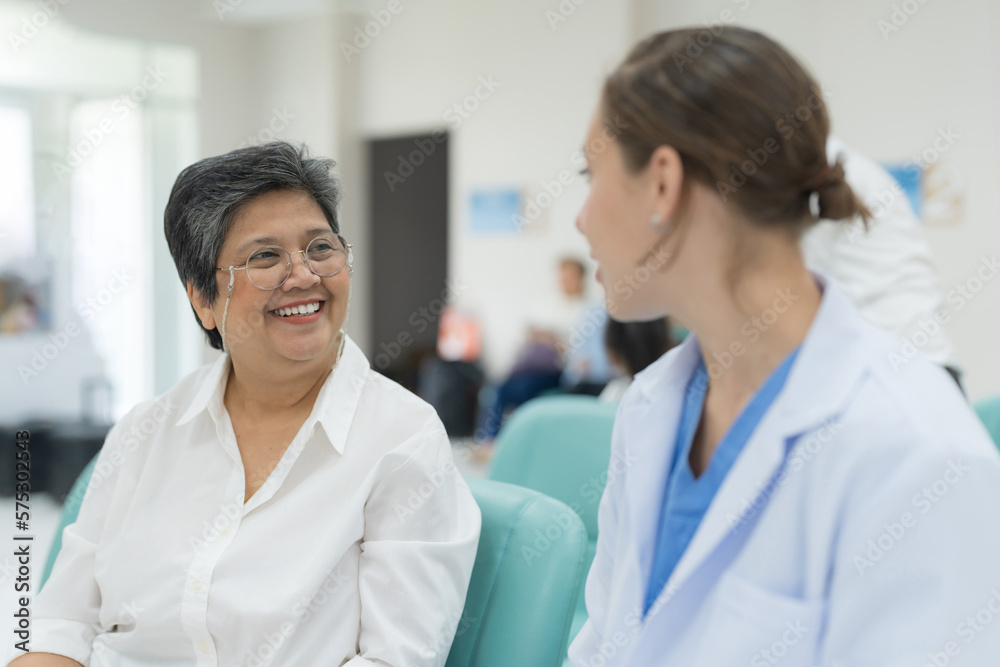 Elderly woman checkup Discuss the symptoms. Elderly woman checkup Discuss the symptoms.