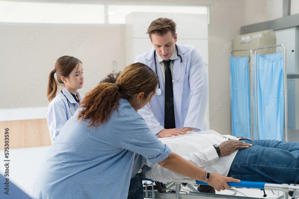 Obraz premium The doctor puts a splint on a patient with a leg.