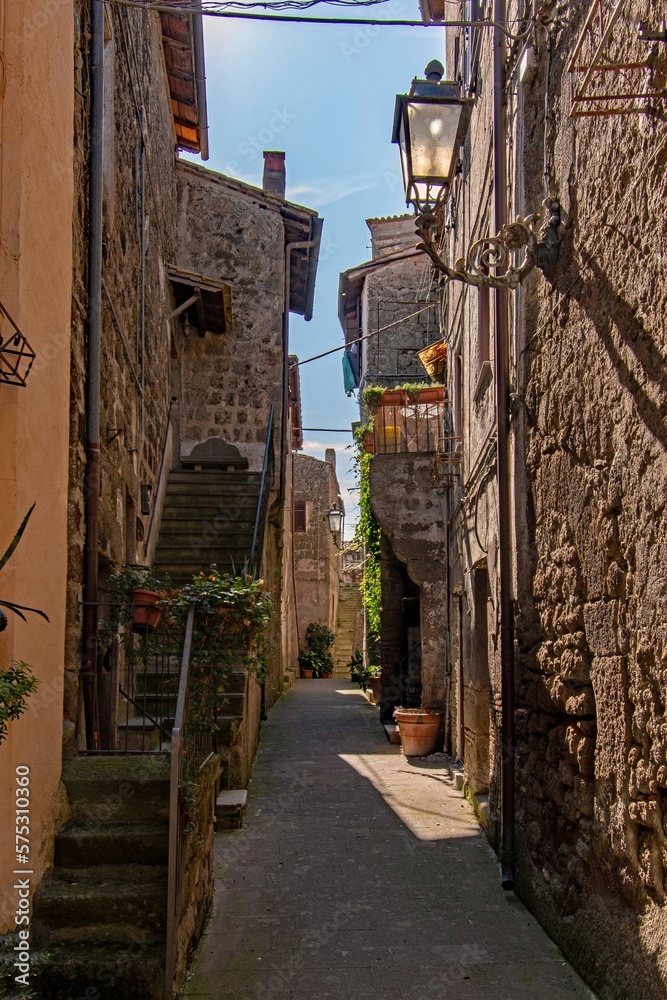 Gasse in der Altstadt von Bomarzo in Latium, Italien