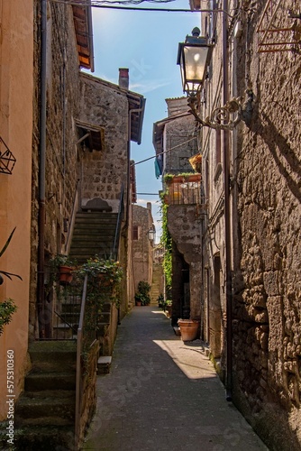 Obraz na płótnie Gasse in der Altstadt von Bomarzo in Latium, Italien w salonie