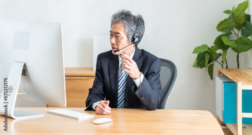 ヘッドセットをつけた日本人シニア ヘッドセットをつけた日本人シニア