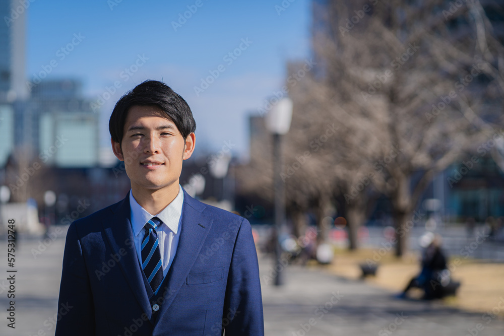 スーツを着た若いビジネスマン
