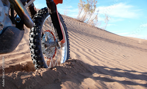 Rueda de moto en el desierto. Motorcycle wheel in the desert.