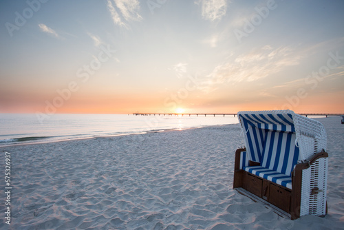 Strandkorb weiß blau im Sonnenuntergang 