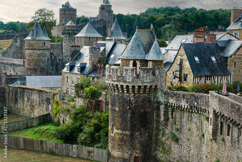 Murais de parede View of the medieval wall and castle of the French town of Fougeres
