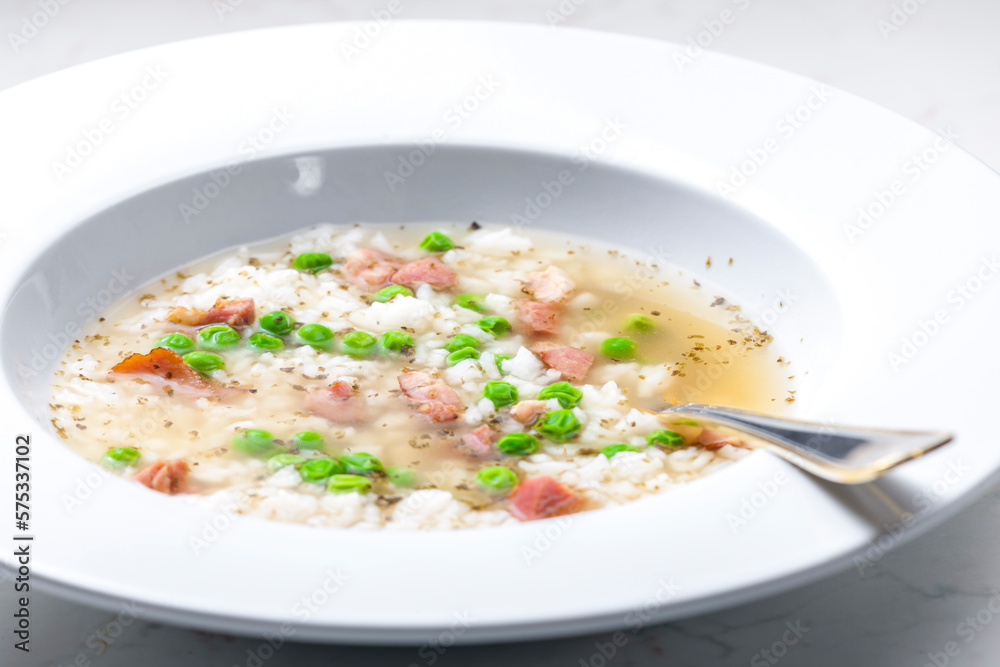 broth of smoked meat with green peas and rice