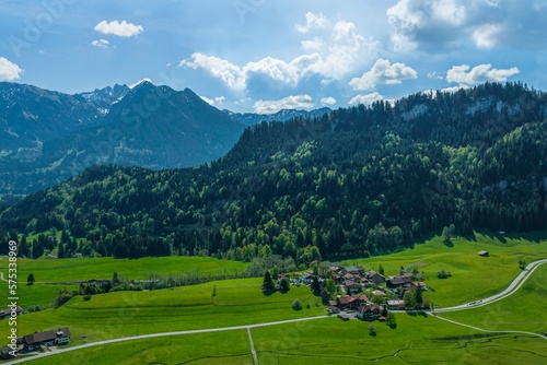 Ausblicke rund um Obermaiselstein im Sommer, Blick über den idyllischen Ortsteil Ried in die Allgäuer Hochalpen