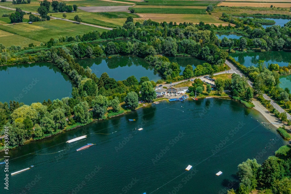 Fototapeta premium Ausblick auf die Baggersee-Landschaft im Donau-Ried bei Gundelfingen, die Wakeboardanlage Gufi im Luftbild
