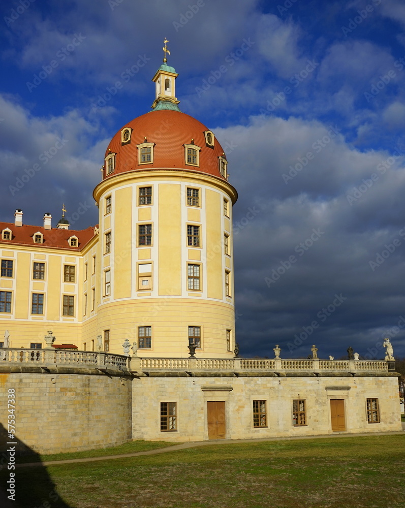 In der Sonne leuchtet das Schloss Moritzburg und lockt die  Besucher an