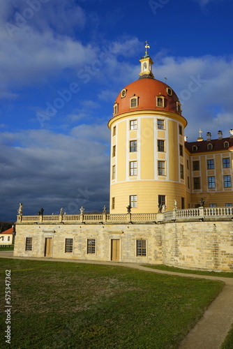 In der Sonne leuchtet das Schloss Moritzburg und lockt die Besucher an