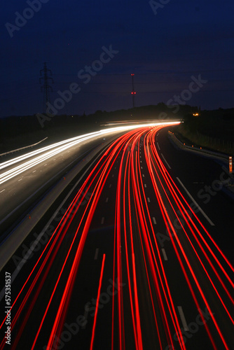 Photo Autoroute, circulation automibile, déplacements , route des vacances, France Occitanie Transports autoroute A9 Occitanie Artenseo photographie de nuit pose lente photo