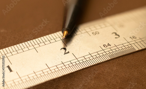 Foto Close up of a stainless steel scale r ruler showing a Two inch point with pen, S