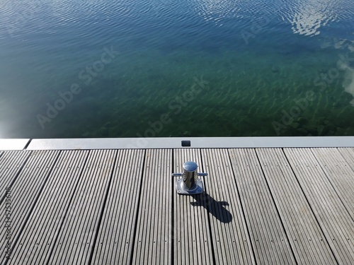 Bild auf Leinwand Bootsanlegestelle am Berzdorfer See bei Görlitz bei strahlendem Wetter