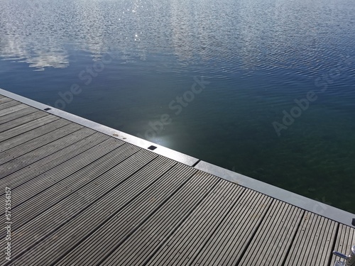 Bild auf Leinwand Bootsanlegestelle am Berzdorfer See bei Görlitz bei strahlendem Wetter