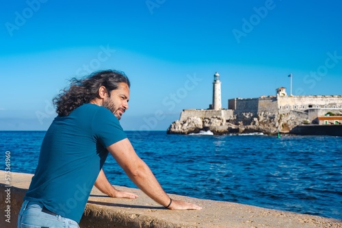 Canvas Print Tourist, brazilian man with long hair walking through the streets of Cuba
