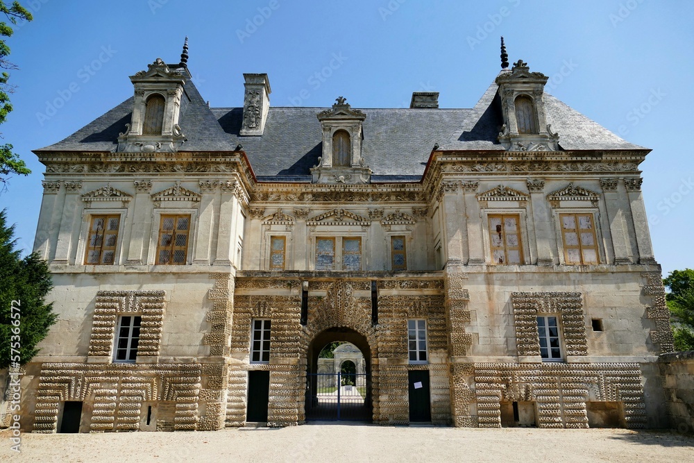 Le bâtiment d’entrée du château de Tanlay appelé « le petit château »