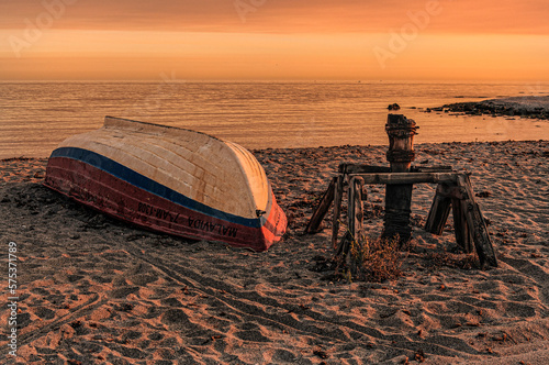 Barca varada al la luz del atardecer photo