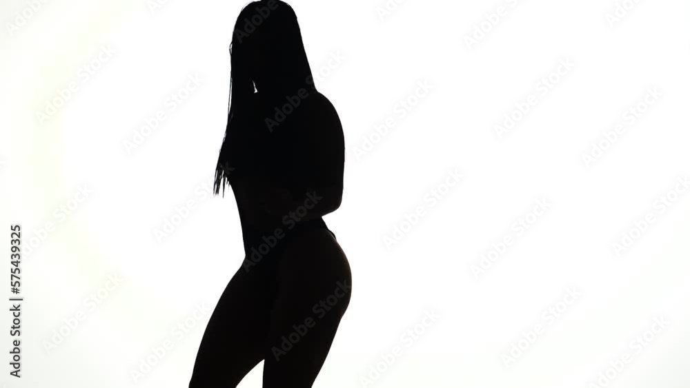 Silueta de mujer bailando sensual y moviendo cabello en cámara lenta