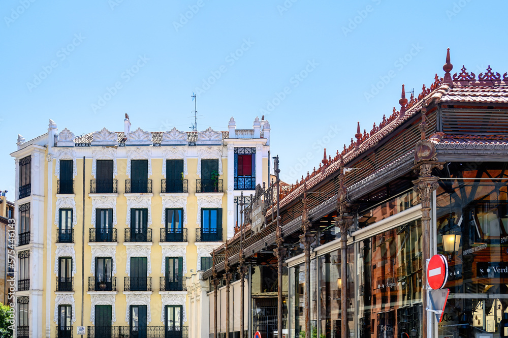 Fototapeta premium Old buildings architectural contrast in Madrid, Spain