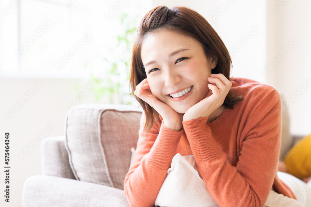 部屋でリラックスする若い女性