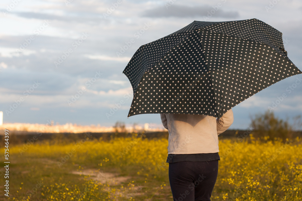 niña con paraguas Stock Photo | Adobe Stock