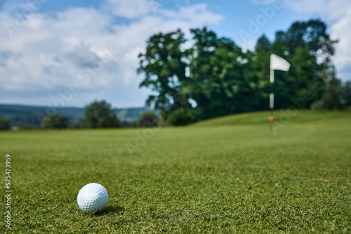 Photos Golfplatz mit Golfball auf dem Green