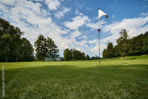 Golfplatz mit Golfball auf dem Green