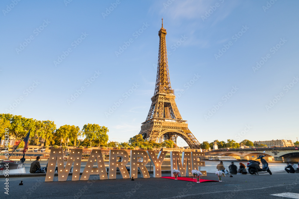 Marriage proposal with the inscription marry me in front of the Eiffel Tower in Paris, France - obrazy, fototapety, plakaty 