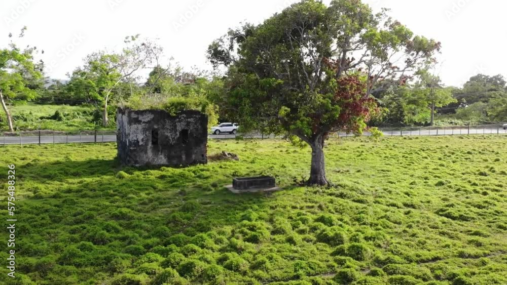 ruinas de antigua cárcel en terreno llano de carolina puerto rico desde toma aérea
