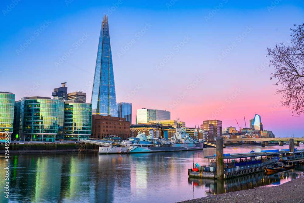 Obraz premium Southwark of London near river Thames at sunrise