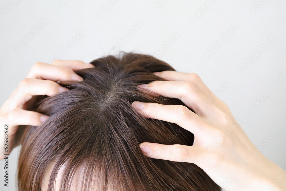 Naklejka premium 頭を触る女性 頭皮ケアイメージ