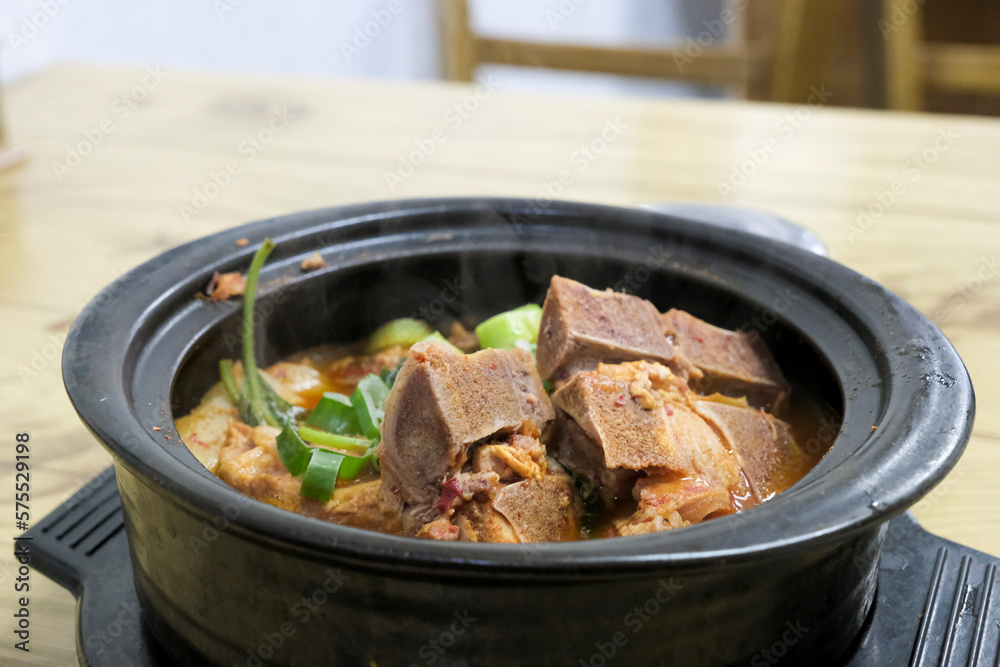 豚肉とジャガイモの辛い鍋