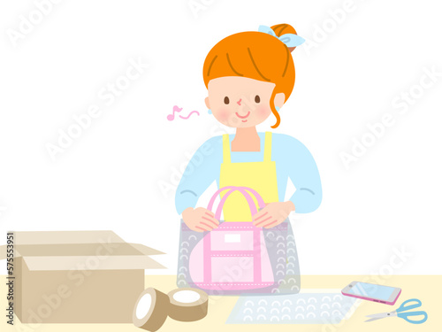 商品を包んで送るシニア女性若い女性