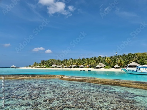 Fototapeta Naklejka Na Ścianę i Meble -  Beautiful Maldivian island, with an amazing blue lagoon, beach with palms