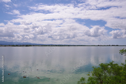 Fototapeta Naklejka Na Ścianę i Meble -  広大な美しい湖