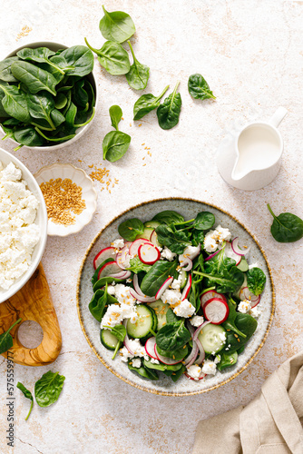Φωτογραφία Spinach and cottage cheese fresh green vegetable salad with radish, cucumber and