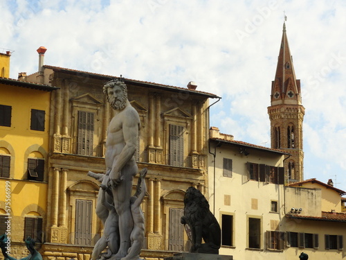Photos A city in Italy, yellow buildings and a statue of a man