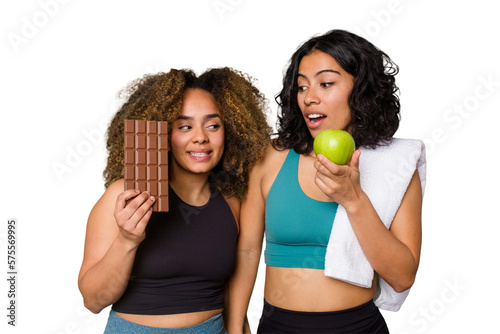 Foto Two sporty friends strive for balance between their healthy eating and indulgent desires