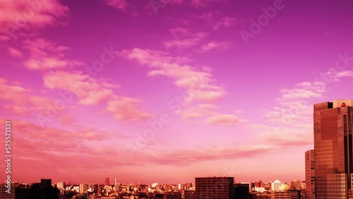 空と雲と街とビルの映像、昼間
