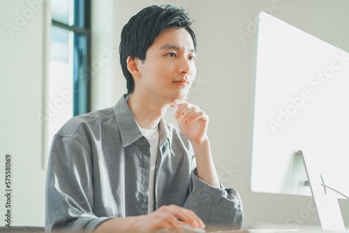 自宅でテレワークをする若いビジネスマンの男性