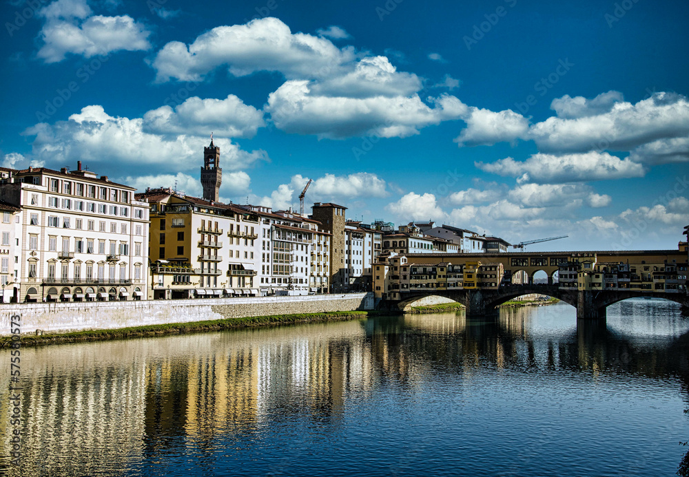 Fototapeta premium the old bridge, symbol of the city of Florence, the cradle of the Italian Renaissance and the capital of Tuscany in Italy, in August 2016