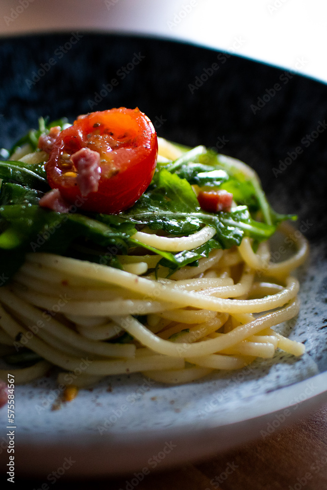 Foto de Spaghetti Rucola Salat mit Speck und Tomate und Olivenöl do ...