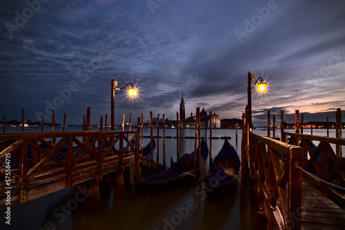 Venezia di notte, veduta della basilica di San Giorgio Maggiore da piazza San Marco, con gondole in primo piano