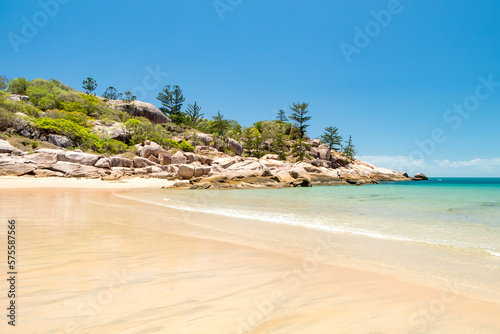 Calm surf and beach on Magnetic island, Australia © Thomas