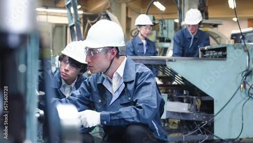 工場で働く技術者