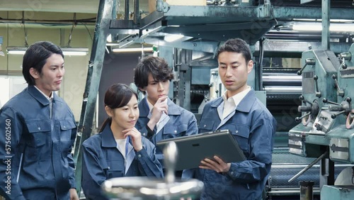 工場で働く技術者